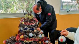 I nostri ragazzi che fanno l'albero